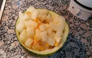 Helado De Melón Con Macedonia De Frutas
