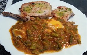 Chuletas De Pavo A La Plancha Con Guarnición De Espárragos En Salsa Y Huevos
