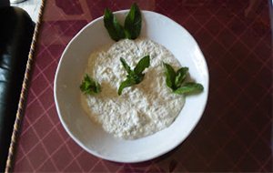 Tzatziki:salsa Griega De Yogurt Y Pepino
