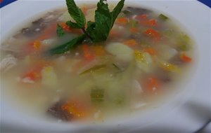 Sopa Del Puchero Con Verduras Y Pollo
