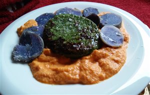 Hamburguesa De Espinacas Y Pollo Con  Patatas Moradas En Lecho De Crema De Calabaza
