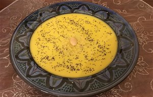 Crema Ligera De Calabacín  Y Zanahoria Con Semillas De Amapolas Y Almendras
