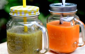 Smoothies detox hechos con exprimidora