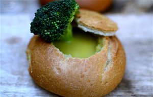 Crema De Brócoli Baja En Calorías Servida En Pan, Cocina Del Hogar
