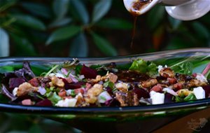 Ensalada De Remolacha Con Nueces Caramelizadas Y Queso De Cabra
