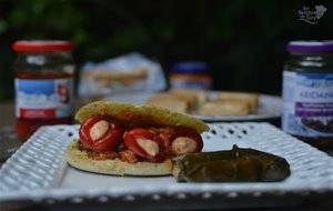 
gyros Rellenos De Guindillas Con Queso Feta Y Aceitunas Kalamata Con Tomate Seco
