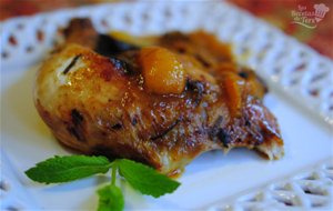 
pollo Al Horno Con Salsa De Albaricoques Y Ciruelas Pasas.
