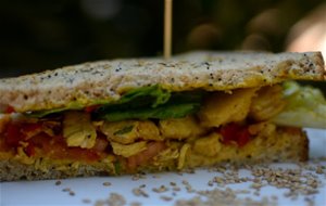 Sandwich de pollo al curry