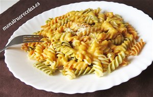 Espirales De Pasta De Verduras Con Salsa De Calabaza