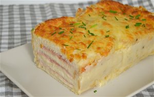 Croque Cake. Pastel De Jamón Y Queso Con Pan De Molde 
