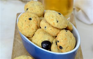 Galletas Saladas De Queso Y Aceitunas Negras
