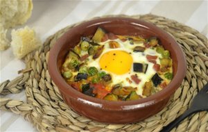 Huevos Al Plato Con Jamón Y Verduras
