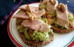 Tostada De Aguacate Y Atún
