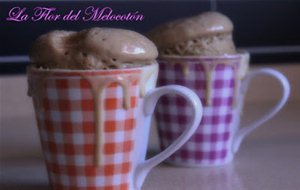 Mug Cake De Chocolate Blanco Y Vainilla Con Gotas De Chocolate Negro
