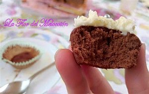 Minicupcakes De Chocolate Con Frosting De Vainilla
