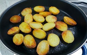 
patatas Salteadas Con Aliño De Pasta Tahini, Eneldo Y Limón
