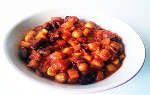 
chile Vegano De Garbanzos Con Salsa Buffalo
