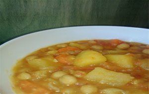 
guiso De Garbanzos, Zanahorias Y Patatas
