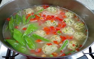 
sopa Tailandesa De Albóndigas De Pollo Y Noodles De Arroz
