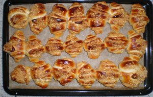 Bollitos De Brioche Rellenos De Mantequilla De Cacahuete