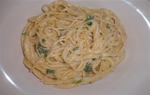 
espaguetis Con Salsa De Queso Y Limón
