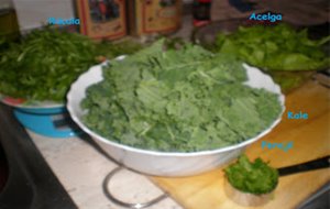 
sopa Verde De Kale, Acelgas Y Rúcula, Con Crema De Nata Y Yogur
