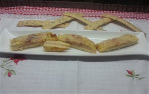 Tortilla De Cebolla, Calabacin Y Patata Rellena De Jamón York Y Queso.
