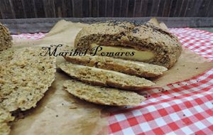 Pan Integral Con Avena, Zanahoria, Semillas De Amapola Y Relleno De Queso.
