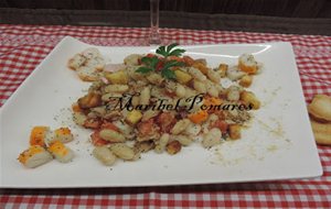 Ensalada De Alubias Blancas Con Tomate, Surimi, Atún Y Semillas De Amapola.
