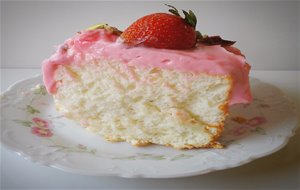 Pastel De Ángel Con Crema De Queso Y  Fresas.
