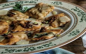 Ravioli De Tomate Y Perejil Con Pesto Rojo.
