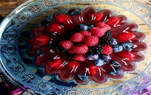 Pastel De Gelatina De Sauco Y Frutos Rojos
