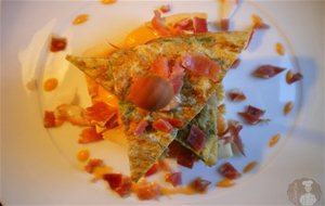 Tapa De Tortilla De Espárragos Con Salmorejo Y Serrano
