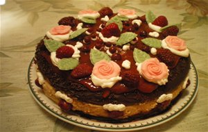 Tarta Mousse De Turrón Con Cobertura De Chocolate Y Frutos Del Bosque
