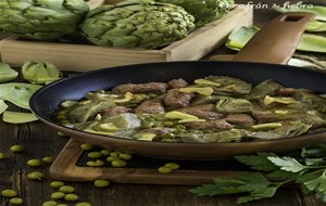 Alcachofas, Guisantes Y Salchichas
