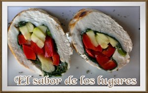 Rollitos De Pollo Y Verduras Con Salsa De Queso.
