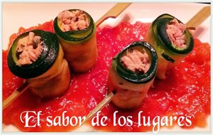Rollitos De Calabacín Con Atún Y Anchoas En Salsa De Tomate.
