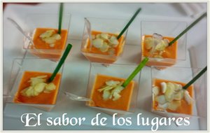 Salmorejo Con Almendras Laminadas Y Cebollino.
