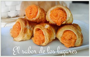 Conos De Hojaldre Rellenos De Mousse De Piquillos Y Marisco.
