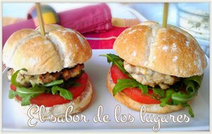 Mini Hamburguesas De Atún Con Rúcula Y Alioli Suave.
