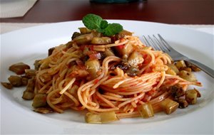 Espaguetis Con Berenjenas Blancas Y Salsa De Tomate
