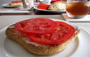 Tostada Con Aceite De Oliva, Queso Crema, Tomate Y Orégano
