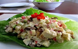 Ensalada De Pollo Con Manzana, Apio, Pimiento Y Uvas Pasas
