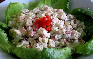 Ensalada De Pollo Con Manzana, Apio, Pimiento Y Uvas Pasas
