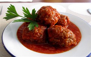 Albóndigas Con Hierbas Provenzales Y Salsa De Tomate
