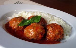 Albóndigas Con Hierbas Provenzales Y Salsa De Tomate
