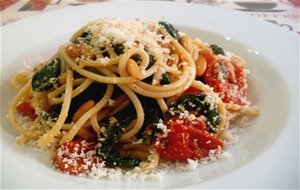 Espaguetis Con Espinacas, Tomates Asados Y Piñones
