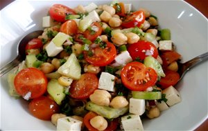 Ensalada De Garbanzos Con Queso, Pepino, Tomates  Y Perejil Rizado
