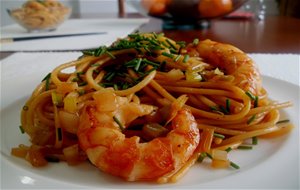 Espaguetis Con Gambas (camarones) Y Salsa De Soja
