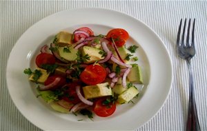 Ensalada De Aguacate Con Pepino, Cilantro Y Tomates Cherry
